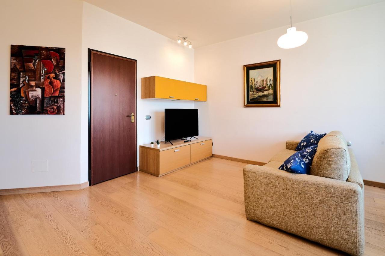 Skyline Apartment Милано Екстериор снимка