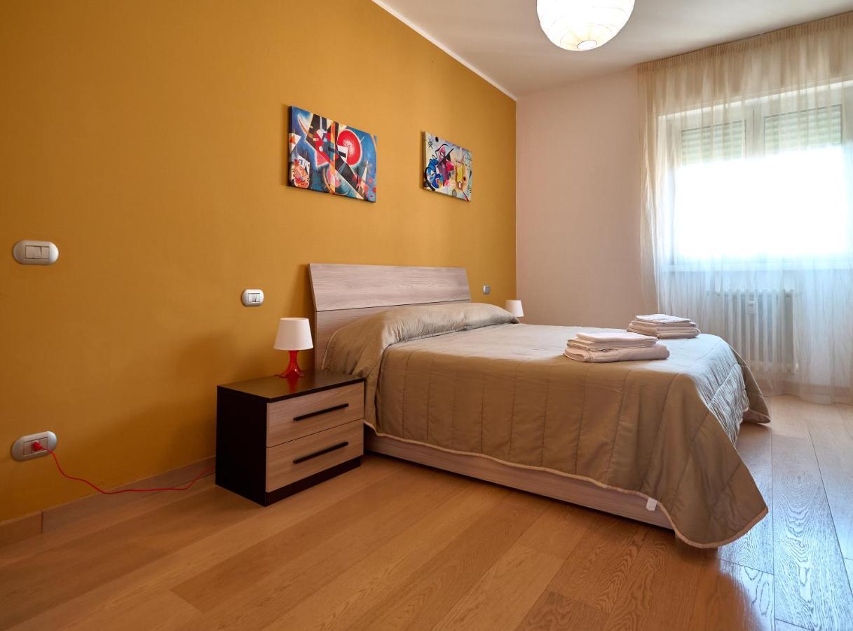 Skyline Apartment Милано Екстериор снимка