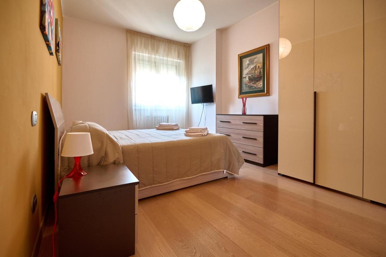 Skyline Apartment Милано Екстериор снимка